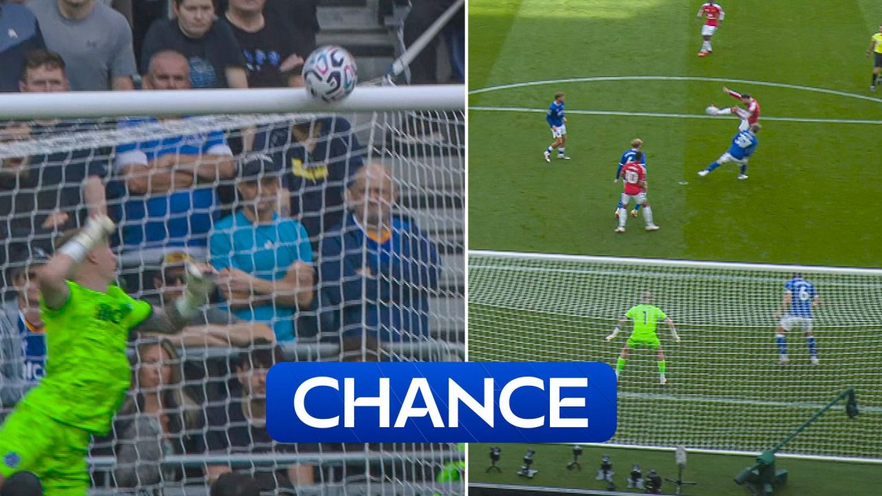Bruno Fernandes strikes the bar early in Manchester United draw